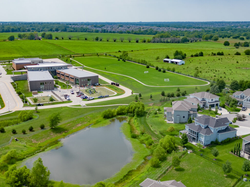 Ariel photo showing elementary school adjacent to Arbror view neighborhood