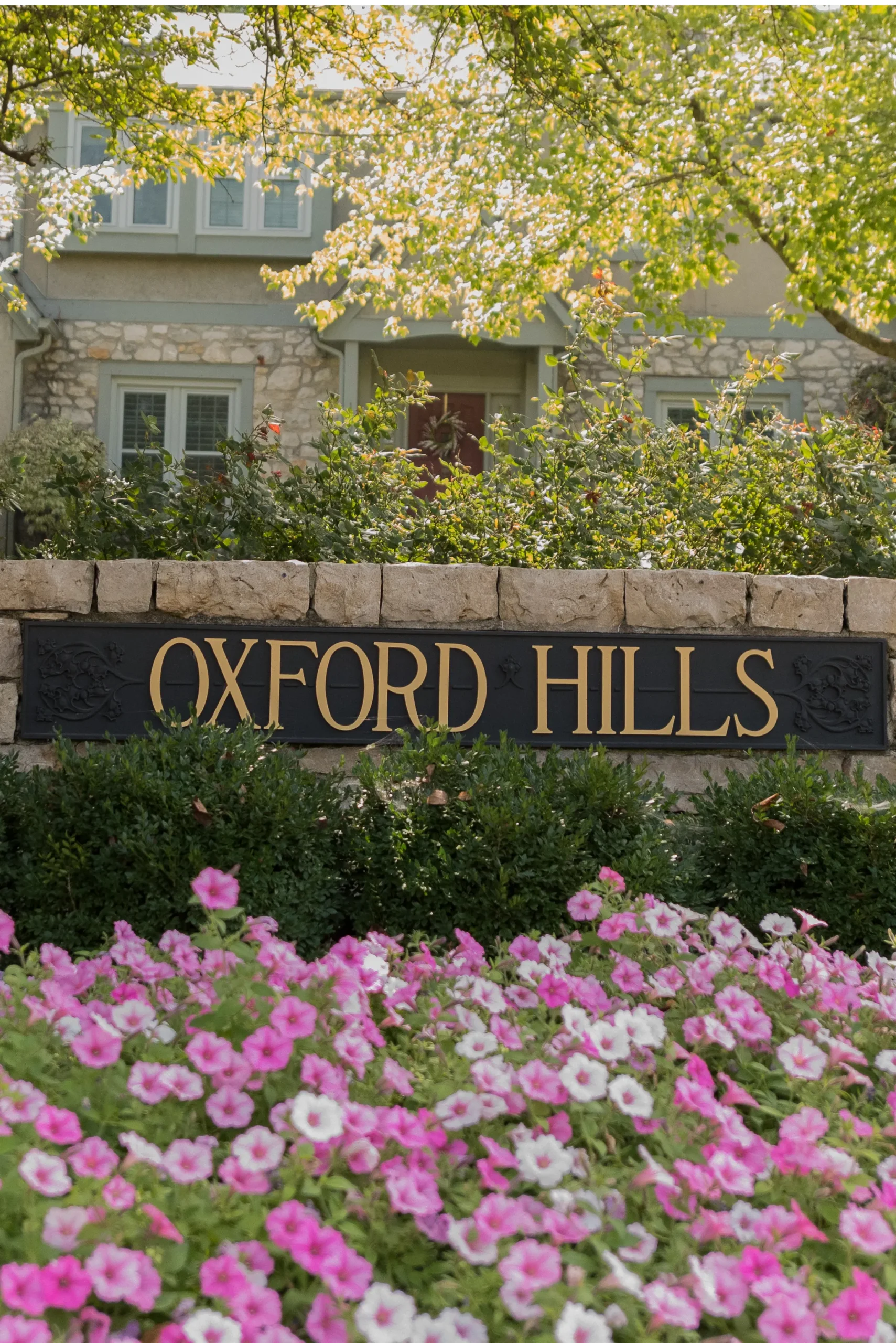 Photo image of Oxford Hills entry monument. Photo by Ken Jansen Realtor
